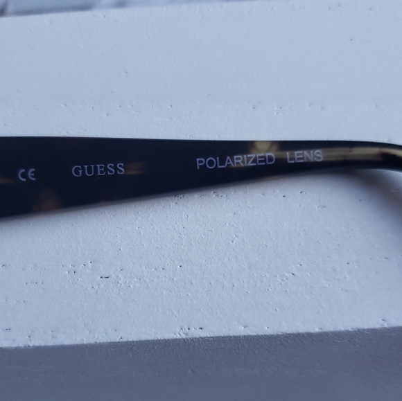 NWOT Designer Guess Polarized Sunglasses w/ Hard Case - Picture 8 of 9